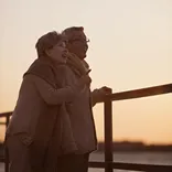 夕日を眺める2人