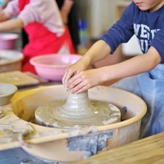 陶芸を体験する子ども